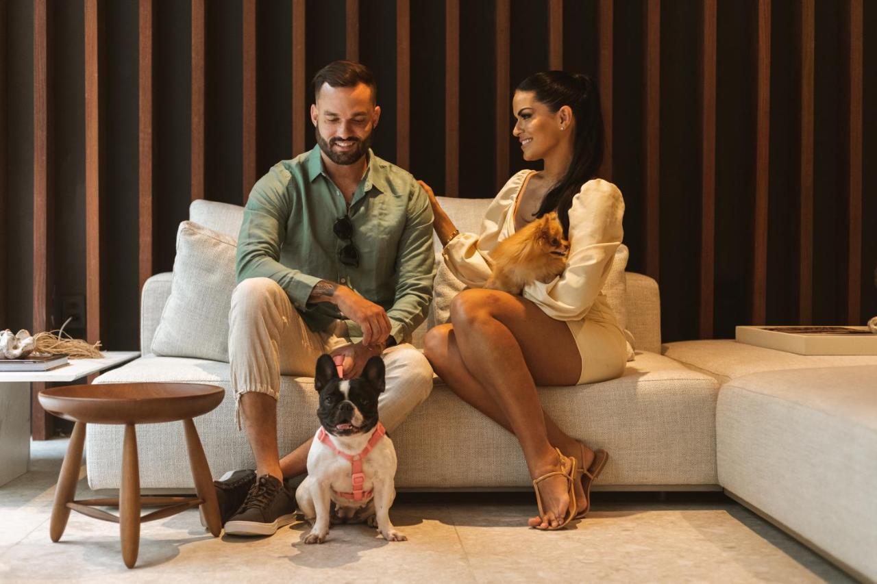 Ba'Ra Hotel João Pessoa المظهر الخارجي الصورة A couple with their dogs